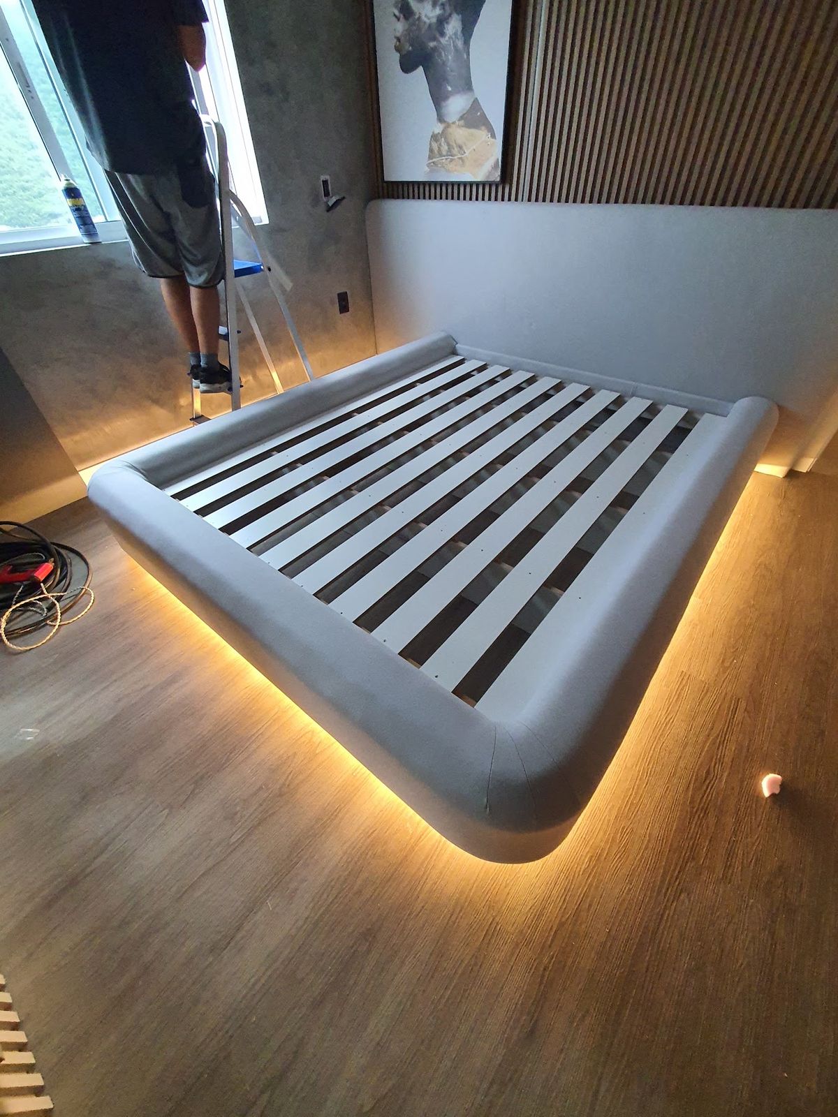 Base de cama estofada sob medida com iluminação indireta