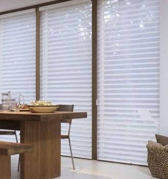 Persiana Diamond em porta-balcão de sala de jantar com mesa de madeira