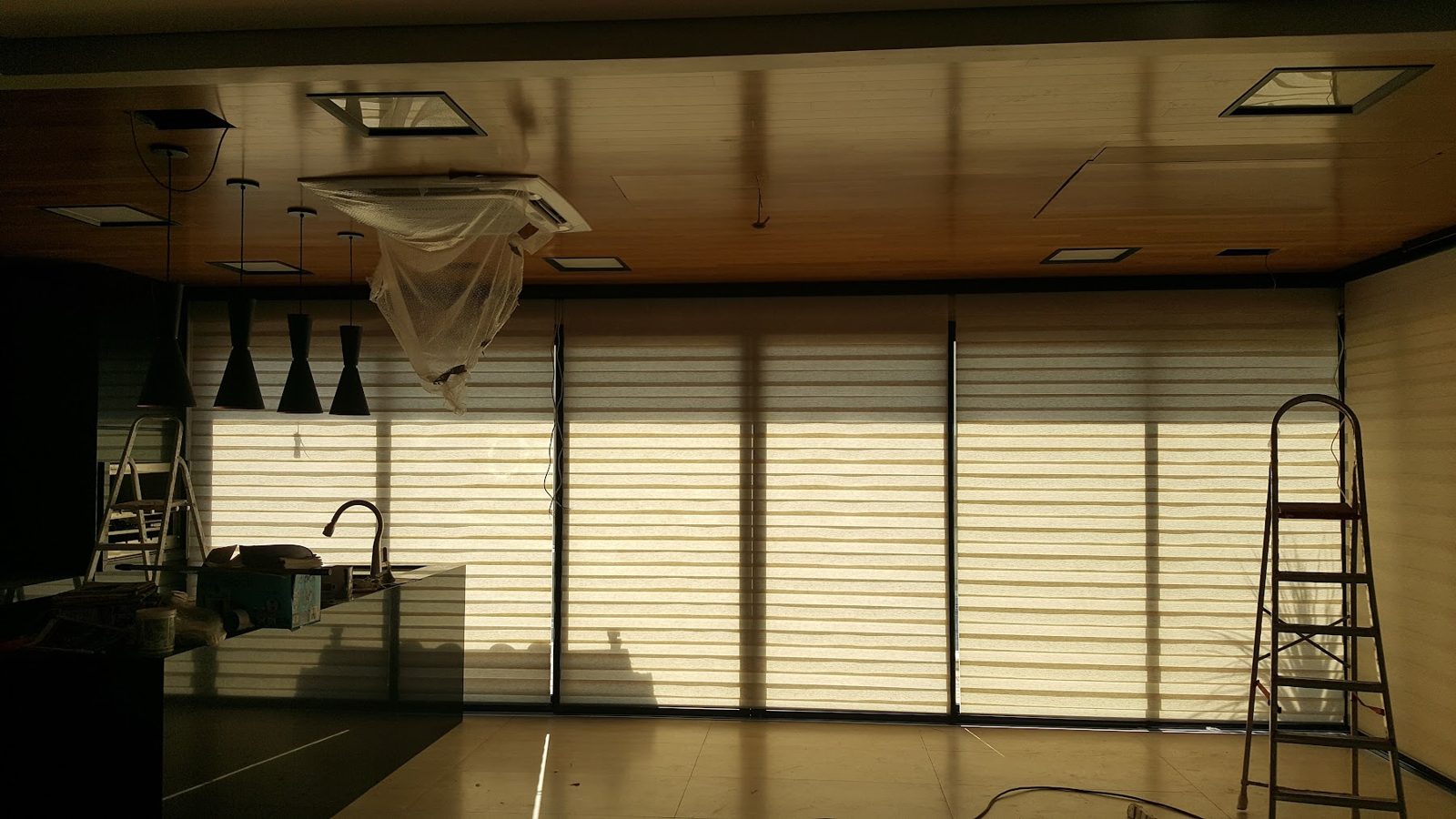 Double Vision em amplas portas de ambiente em instalação