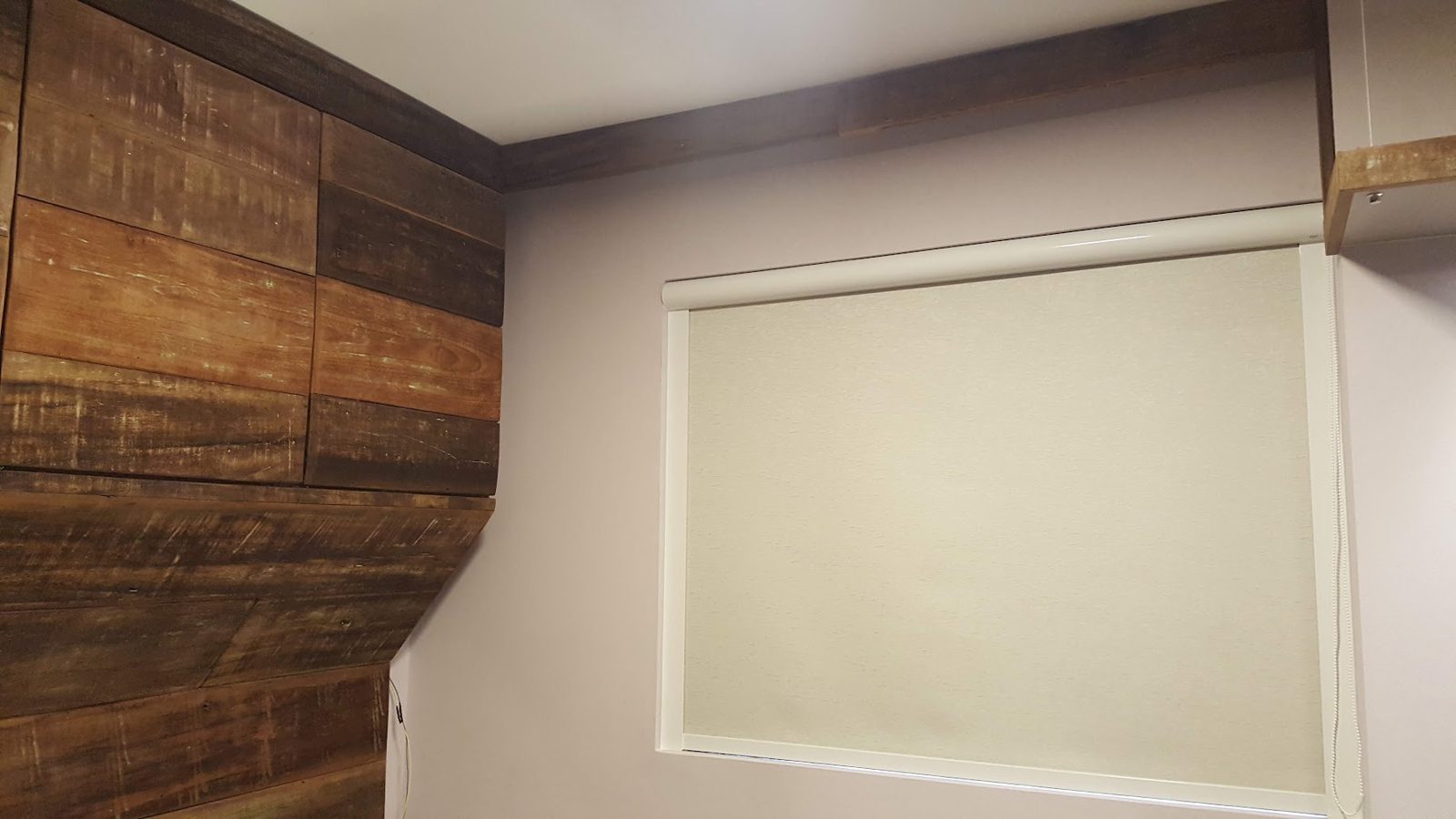 Rolô com kit vedação instalado junto a painel de madeira