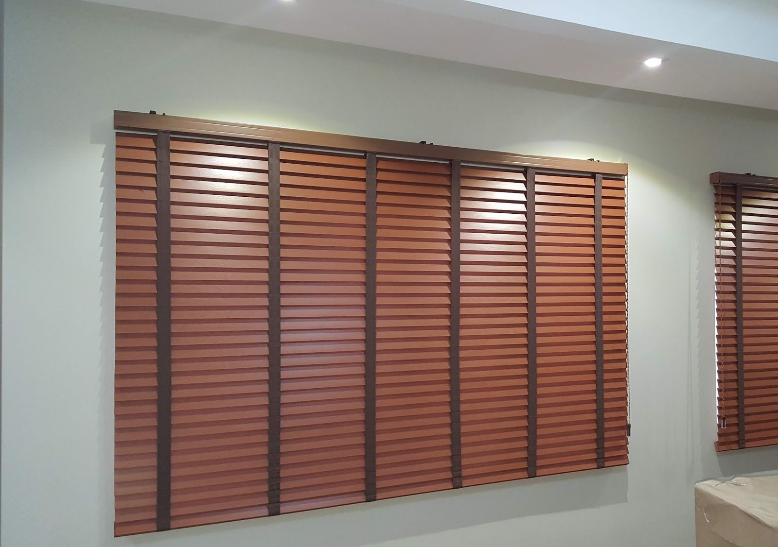 Persiana horizontal 50 mm em madeira com lâminas fechadas e fitas marrom-escuras
