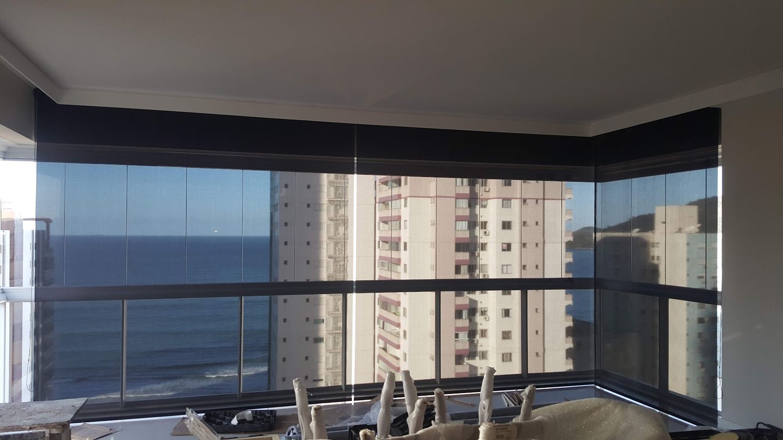 Persiana rolô tela solar instalada em apartamento com vista para o mar em Balneário Camboriú