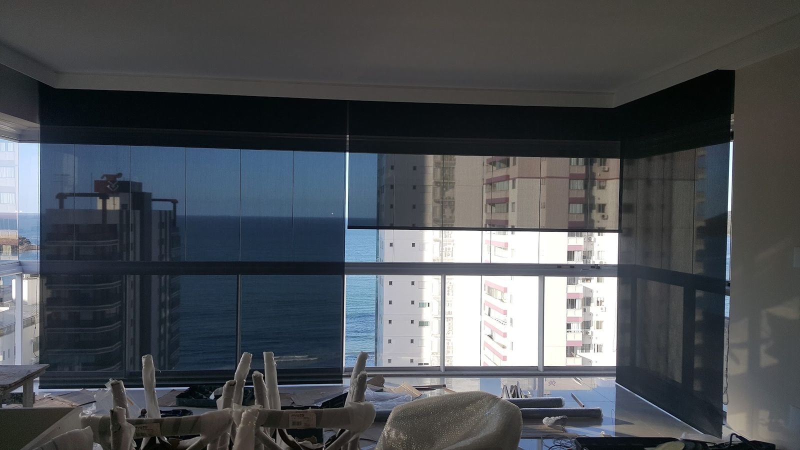 Persianas rolô tela solar em varanda com vista para o mar